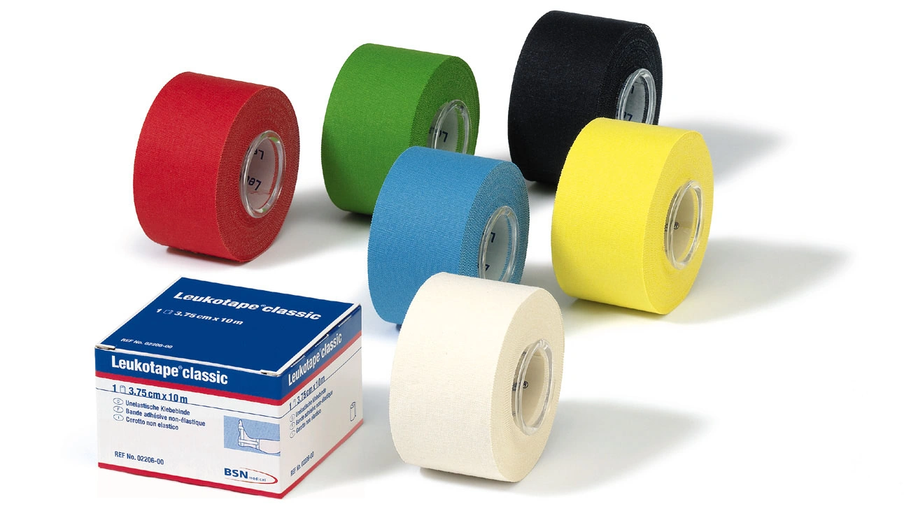 Gamme de bandes adhésives Leukotape® Classic en plusieurs couleurs, conçues pour le traitement et la prévention des lésions musculaires, ligamentaires et articulaires, avec une forte adhésion et résistance.